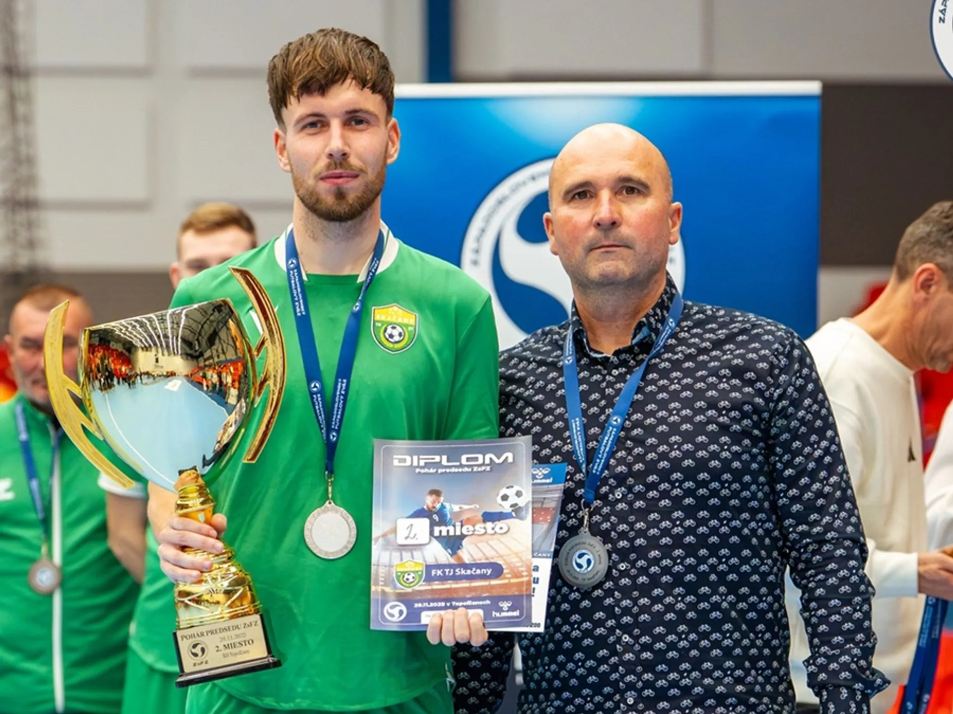 FK TJ Skačany strieborné na turnaji o pohár predsedu ZsFZ dňa 29.11.2025 v Topoľčanoch.