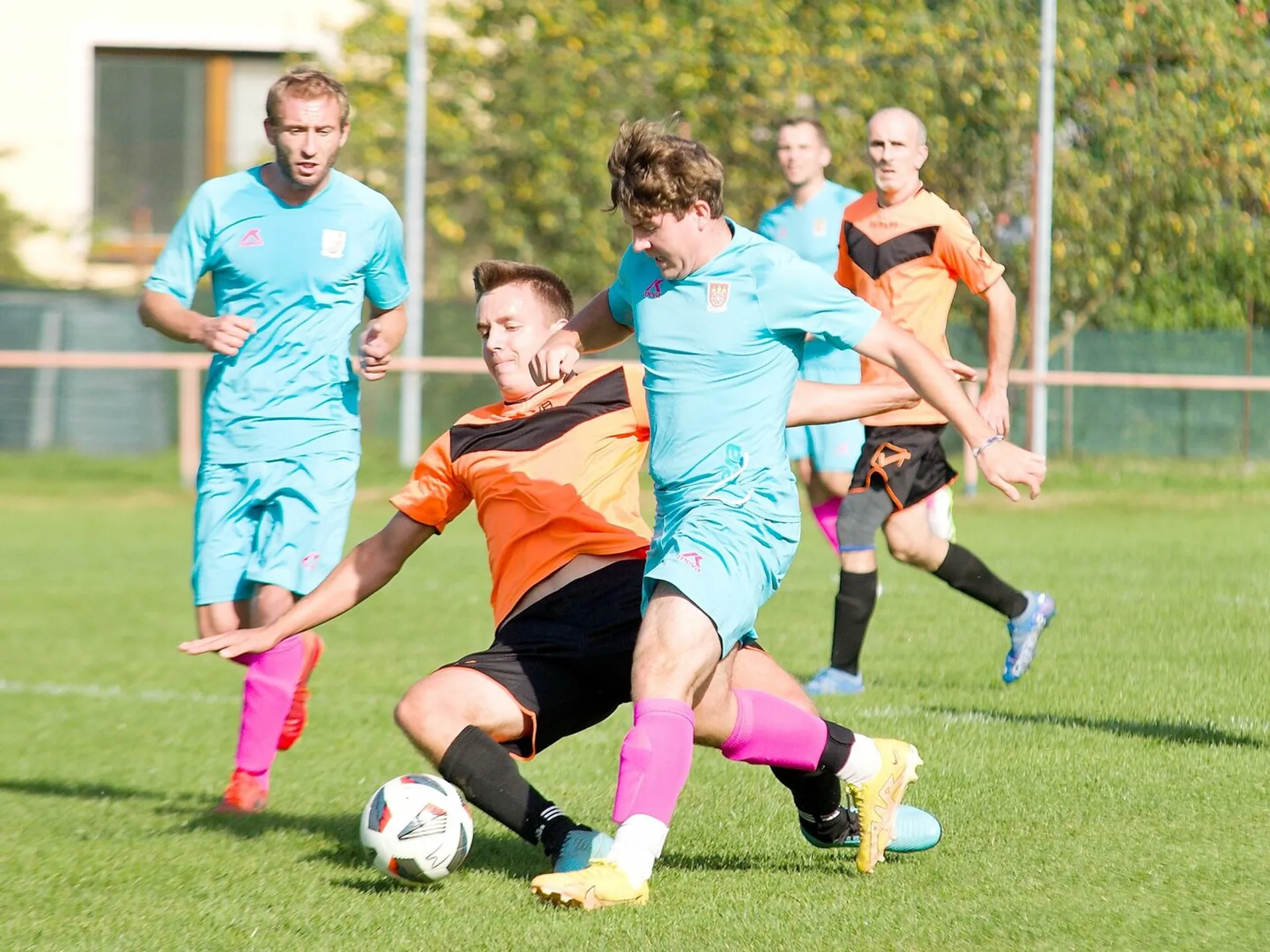 DRUHÁ TRIEDA - V Kolároviciach po góloch v závere tesné víťazstvo domácich