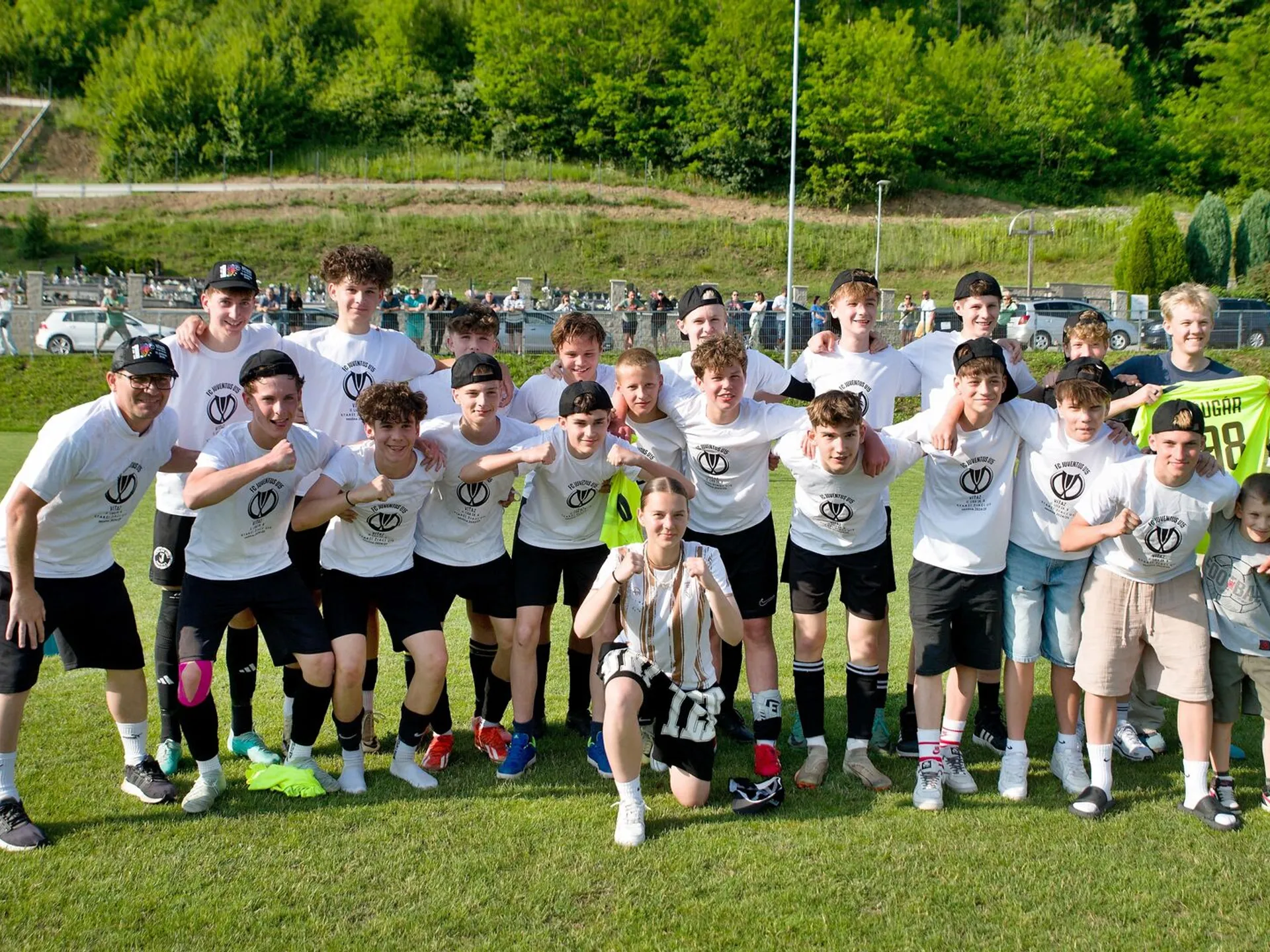 Starší žiaci Juventusu Žilina sa tešia zo zaslúženého titulu: Deti si futbal naplno užívajú