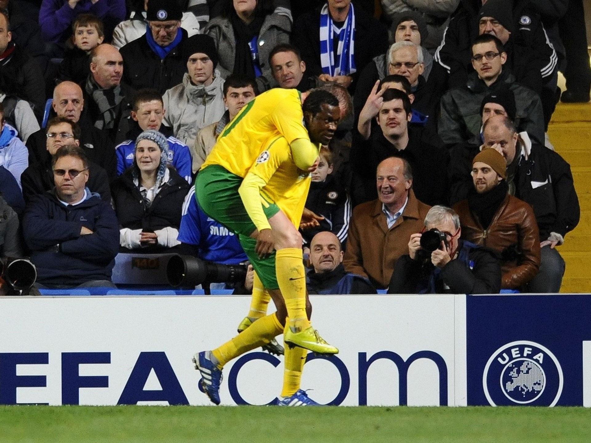 Babatounde Bello a na jeho chrbte Tomáš Majtán (obaja Žilina ) sa tešia z gólu v zápase Ligy majstrov  medzi Chelsea FC - MŠK Žilina.