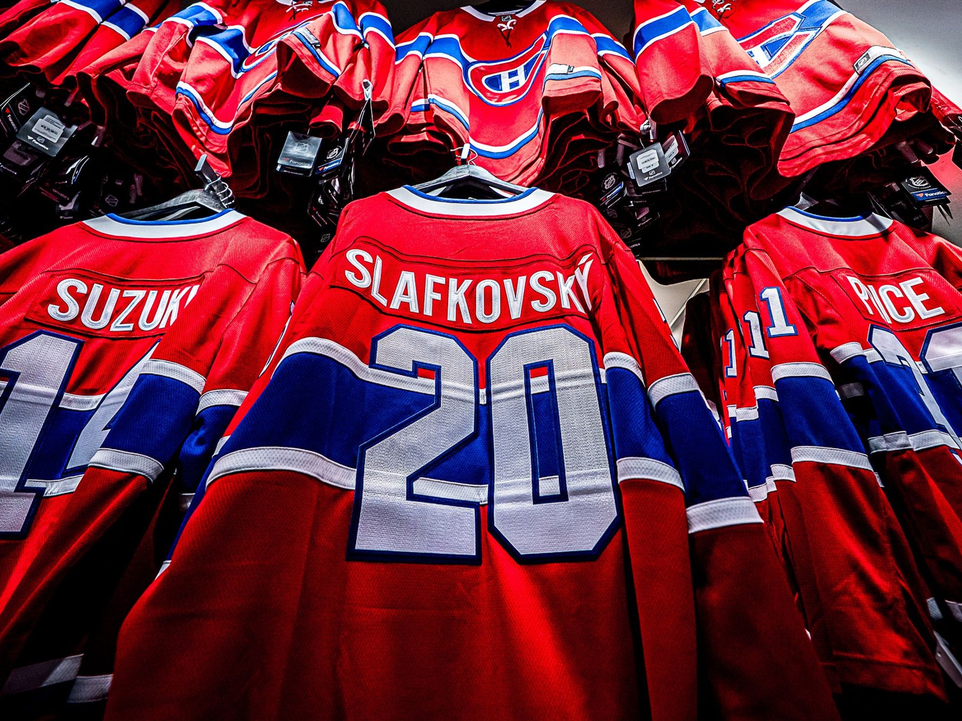 Dres s menovkou Juraja Slafkovského v hale Bell Centre.