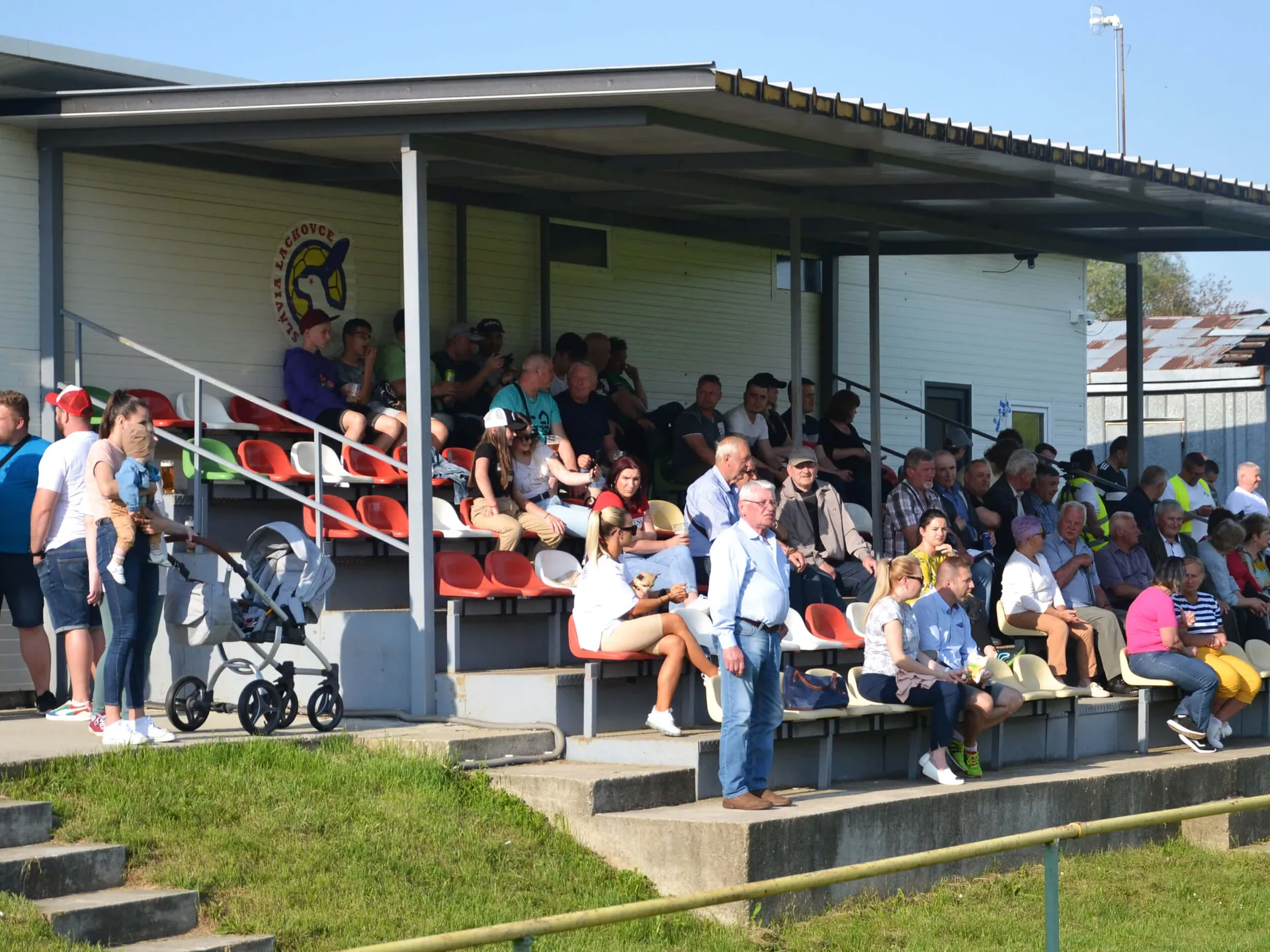 Divácka kulisa počas zápasu Lackovce - Jasenov. 