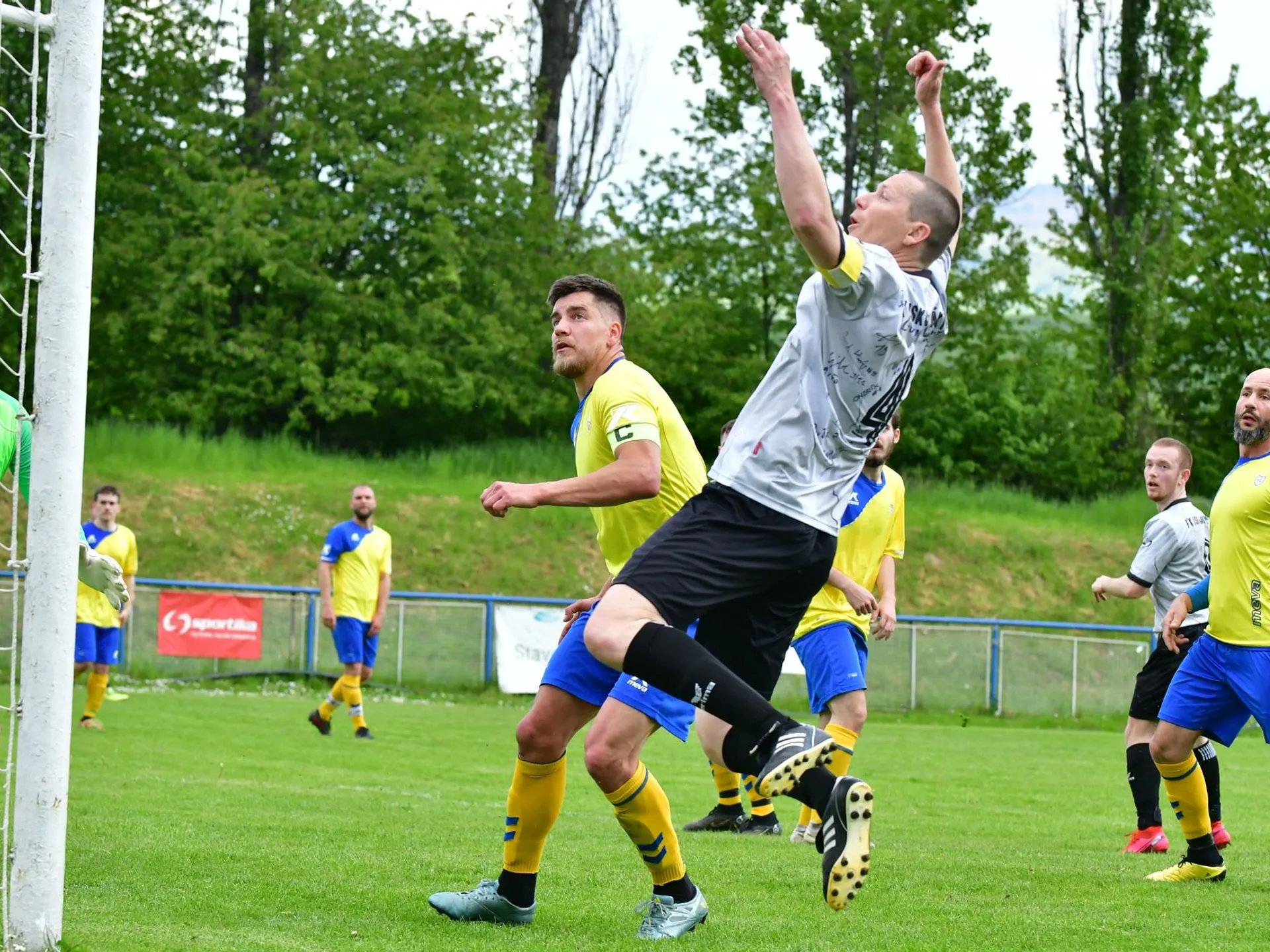 Z nedeľňajšieho zápasu Nováky – Bolešov (4:3) v žltom hostia (zľava) Richard Pagáč, Jakub Šatka, kapitán Adrián Prna, brankár Miroslav Šatka a Daniel Barták.