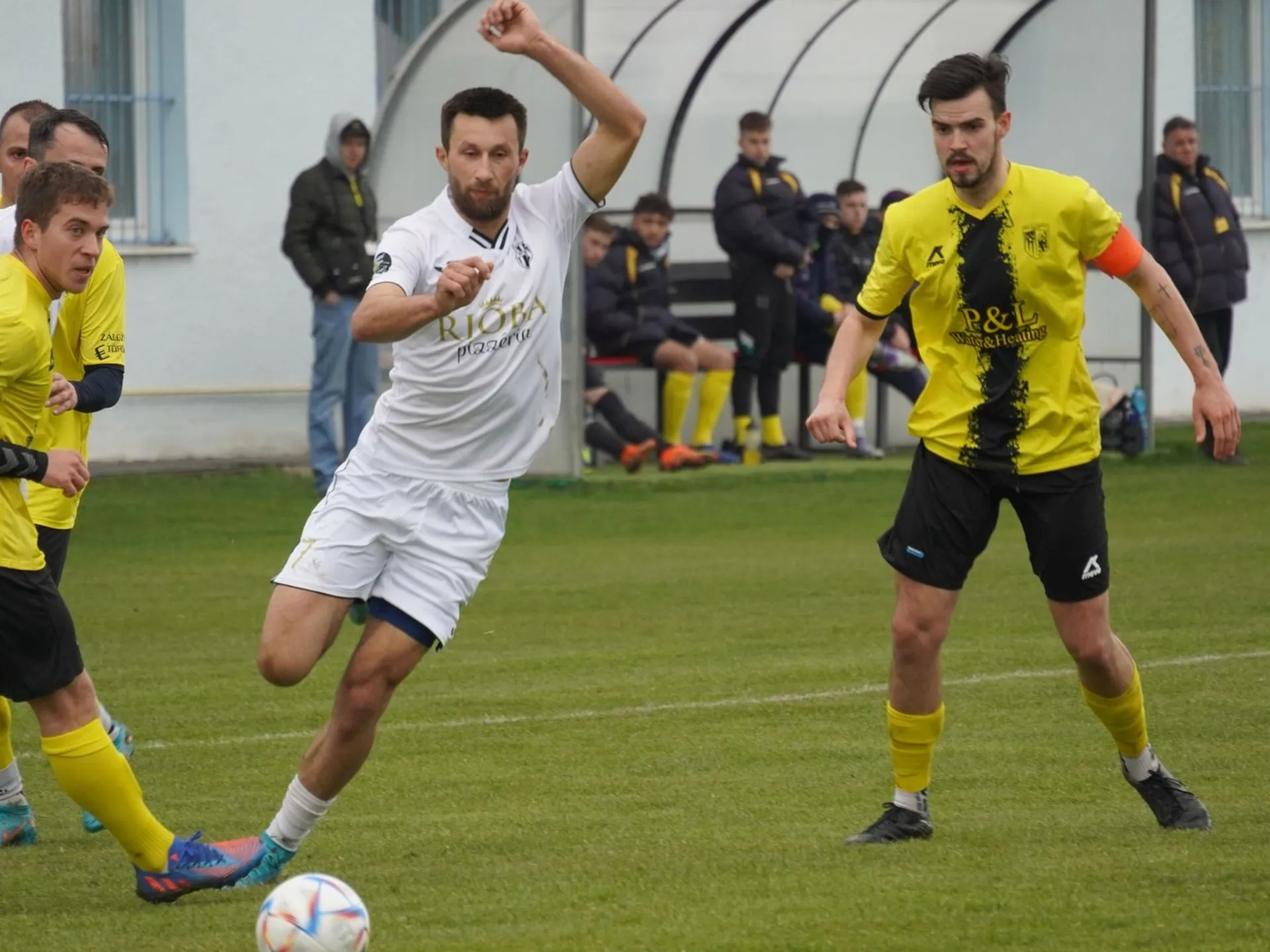 Zo zápasu Šurany – Želiezovce (1:1) v bielom najlepší strelec Šurian Matej Garay, ktorý skóroval aj proti žlto-čiernym Želiezovciam.

