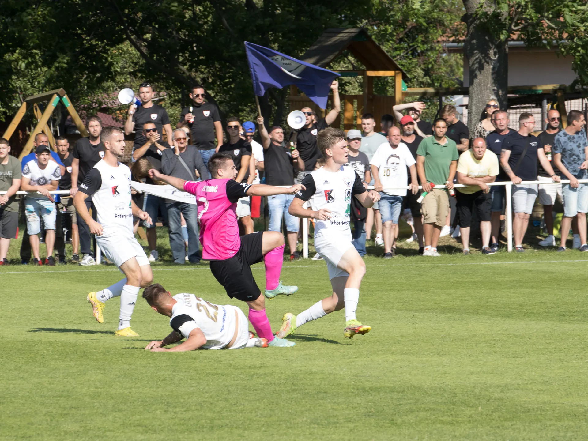 Futbalistom Trstíc (v bielom) vytvoril ich fan klub v rozhodujúcom zápase v Branči domáce prostredie.