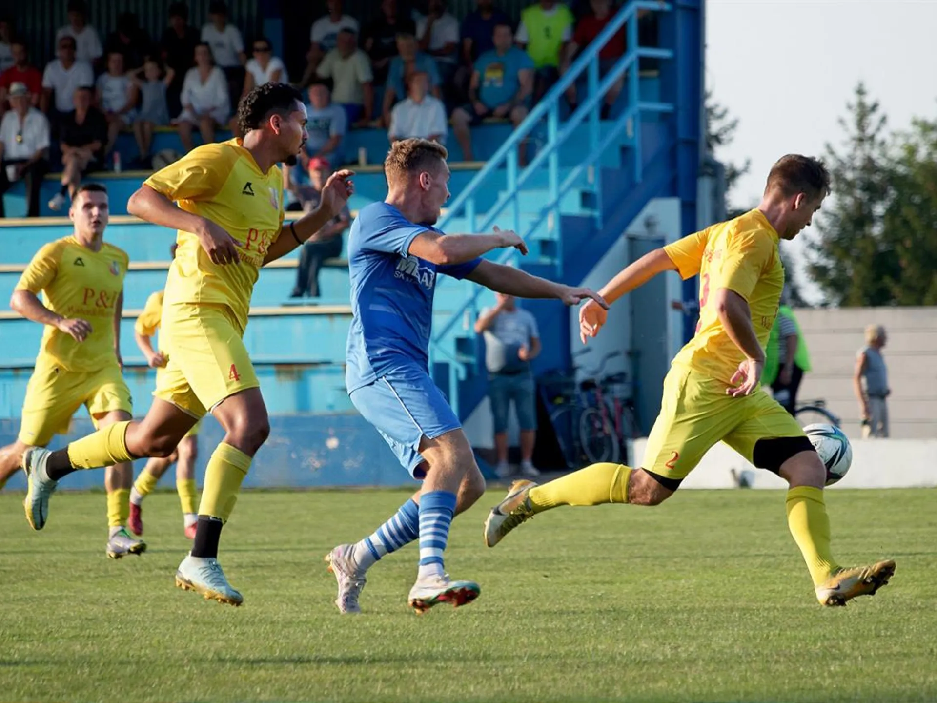 Želiezovčania v stretnutí v Kmeťove, sprava v žltom Michal Greksa (3), s číslom 4 Brazílčan Alcantara, vľavo Adam Konvický.


