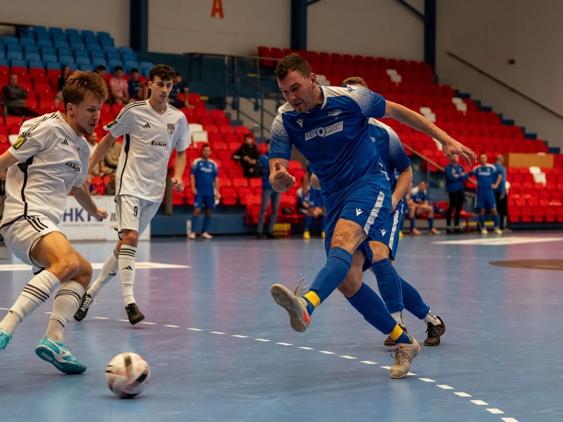 Futbalisti Papradna (v modrom) sa na turnaji predstavili už vlani.