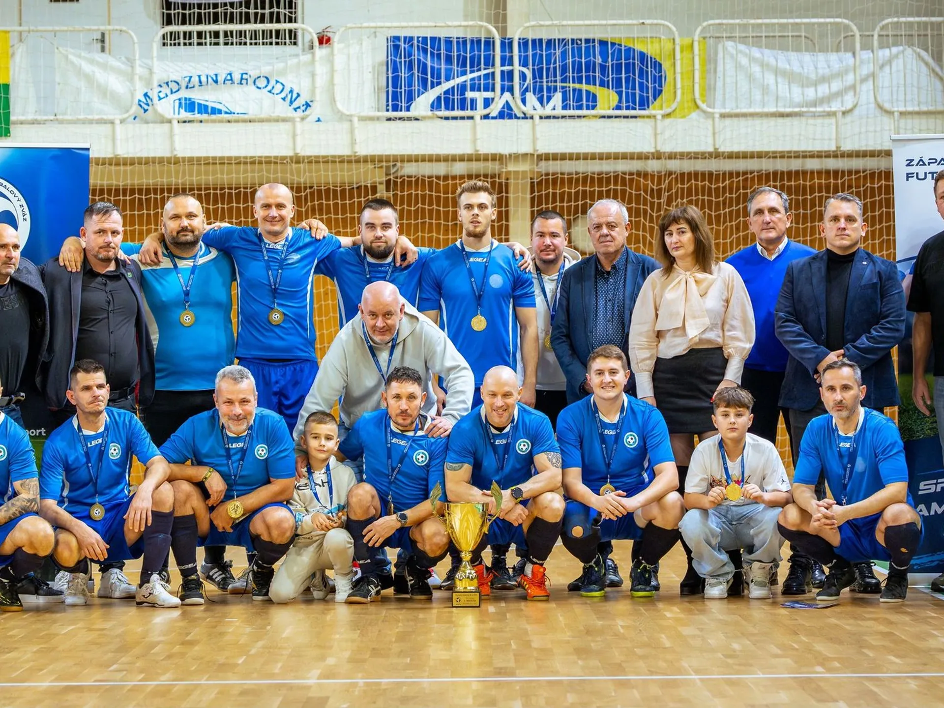 Víťazný tím rozhodcov a delegátov ObFZ Nitra.