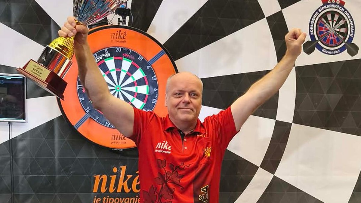Ľuboš Pivarč s trofejou pre víťaza jarnej časti Niké Dart ligy 2026.