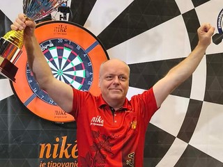 Ľuboš Pivarč s trofejou pre víťaza jarnej časti Niké Dart ligy 2026.