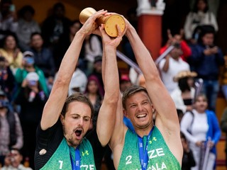 Českí plážoví volejbalisti Ondřej Perušič a David Schweiner sa stali majstrami sveta v roku 2023.