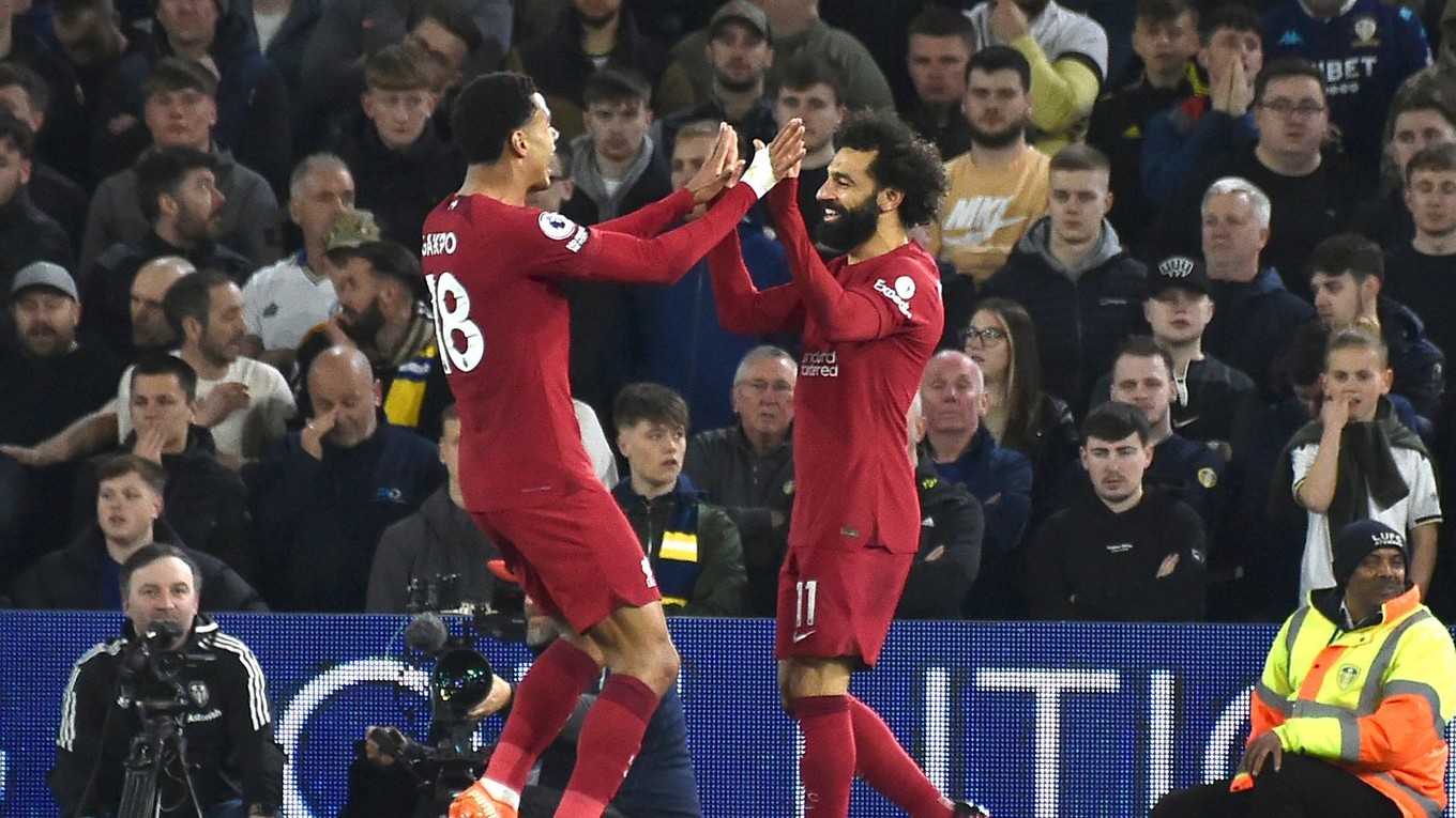 Mohamed Salah a Cody Gakpo oslavujú gól.