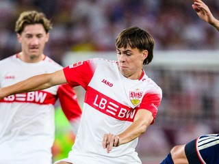 Slovenský futbalista Leo Sauer v drese Stuttgartu.