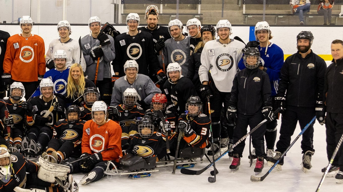 Anaheim Ducks si na tréning prizvali parahokejistov.