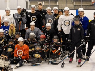 Anaheim Ducks si na tréning prizvali parahokejistov.