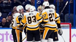 Tristan Jarry oslavuje so spoluhráčmi z Pittsburghu gól cez celé klzisko.