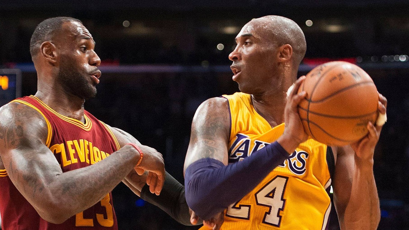 Kobe Bryant (Los Angeles Lakers) na fotografii s LeBronom Jamesom (Cleveland Cavaliers).