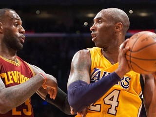 Kobe Bryant (Los Angeles Lakers) na fotografii s LeBronom Jamesom (Cleveland Cavaliers).
