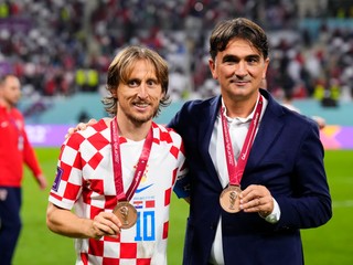 Kapitán Chorvátska Luka Modrič (vľavo) a tréner Zlatko Dalič po zisku bronzu na MS 2022.