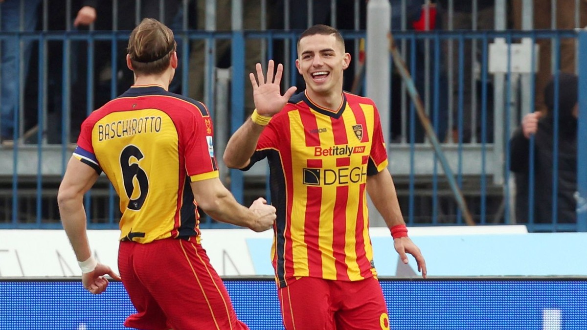 Futbalista Lecce Nikola Krstovič sa teší z gólu v zápase proti Empoli.