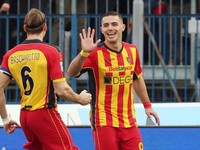 Futbalista Lecce Nikola Krstovič sa teší z gólu v zápase proti Empoli.