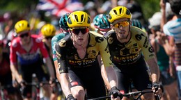 Belgický cyklista Nathan Van Hooydonck (v strede) počas etapy na Tour de France 2023.