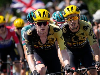 Belgický cyklista Nathan Van Hooydonck (v strede) počas etapy na Tour de France 2023.