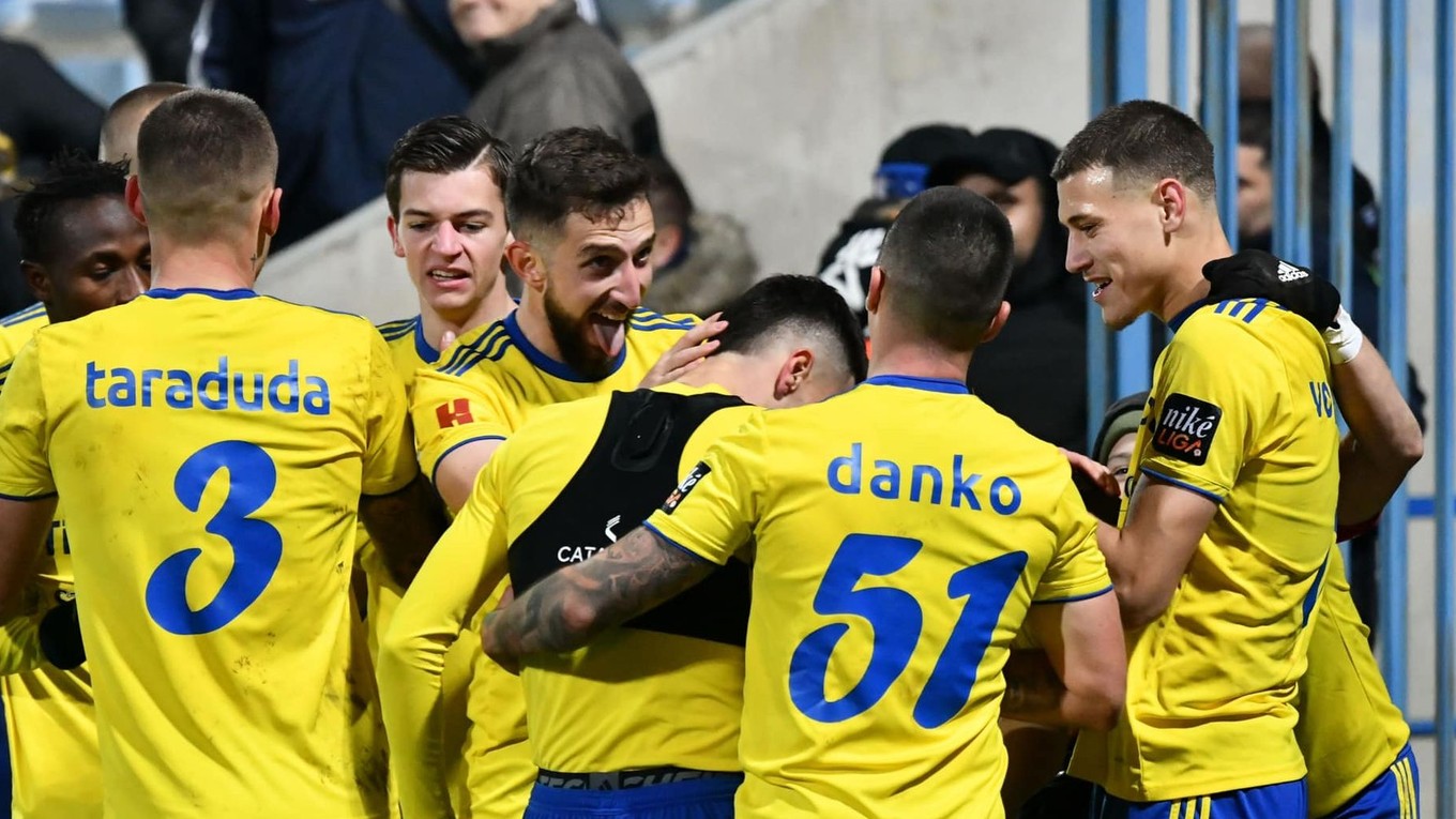 Futbalisti MFK Zemplín Michalovce oslavujú vstrelený gól.