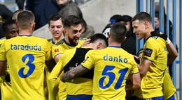 Futbalisti MFK Zemplín Michalovce oslavujú vstrelený gól.