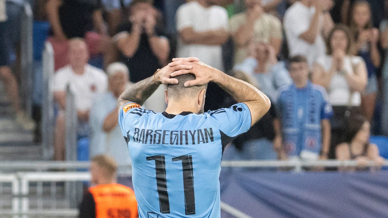 Na snímke Tigran Barseghjan (Slovan) reaguje po nepremenej penalte.