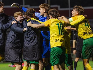 Radosť hráčov MŠK Žilina po postupe v mládežníckej Lige majstrov. V strede brankár Tamás Tarcsi.