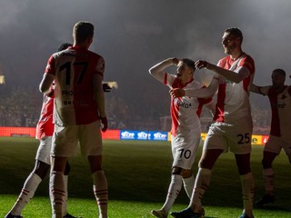 Futbalisti Slavie oslavujú gól