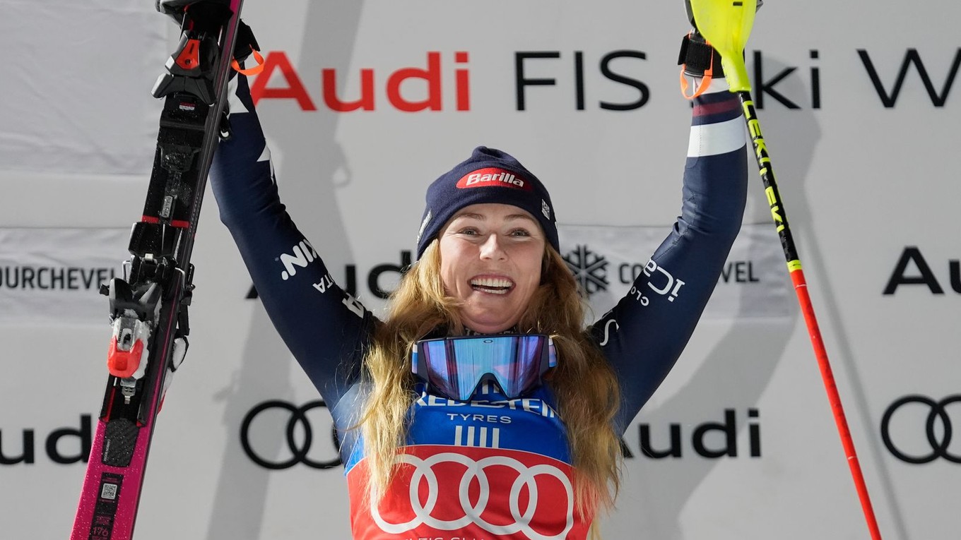 Mikaela Shiffrinová sa teší z víťazstva v nočnom slalome v Courcheveli. 