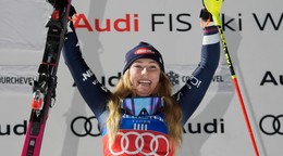 Mikaela Shiffrinová sa teší z víťazstva v nočnom slalome v Courcheveli.
