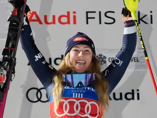 Mikaela Shiffrinová sa teší z víťazstva v nočnom slalome v Courcheveli.