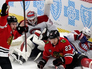 Chicago Blackhawks vyhrali duel proti Montrealu Canadiens vďaka kontroverznému gólu v predĺžení.