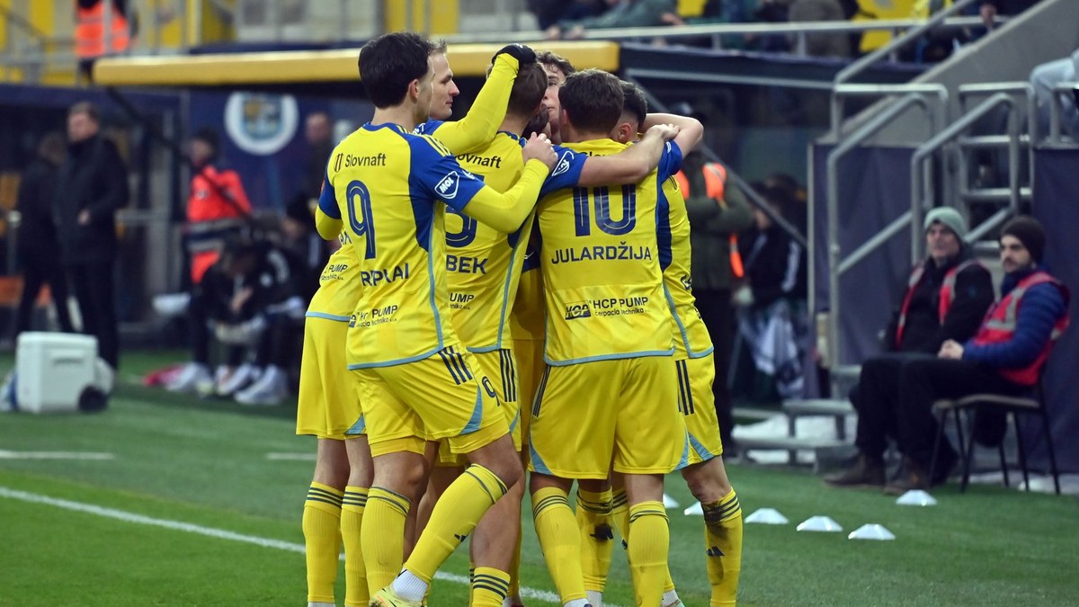 Radosť hráčov FC Košice po strelení gólu v zápase 19. kola futbalovej Niké ligy FC Košice - MFK Skalica.
