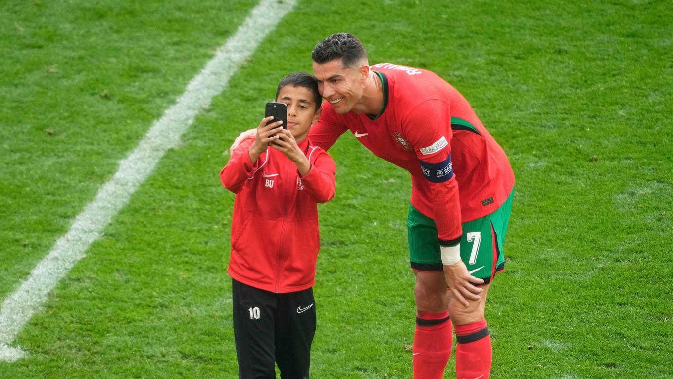 Cristiano Ronaldo si počas zápasu s Tureckom na EURO 2024 urobil selfie s fanúšikom.