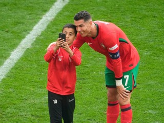 Cristiano Ronaldo si počas zápasu s Tureckom na EURO 2024 urobil selfie s fanúšikom.