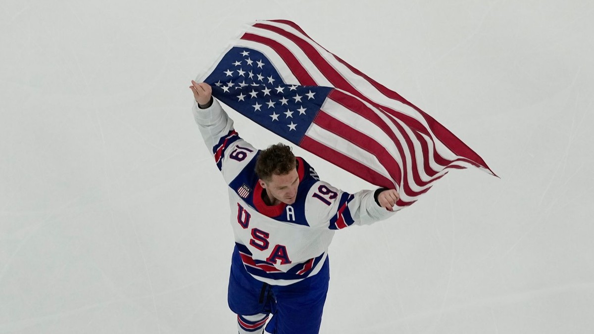 Matthew Tkachuk oslavuje zlato na ZOH 2026.