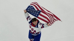 Matthew Tkachuk oslavuje zlato na ZOH 2026.
