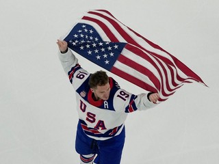 Matthew Tkachuk oslavuje zlato na ZOH 2026.