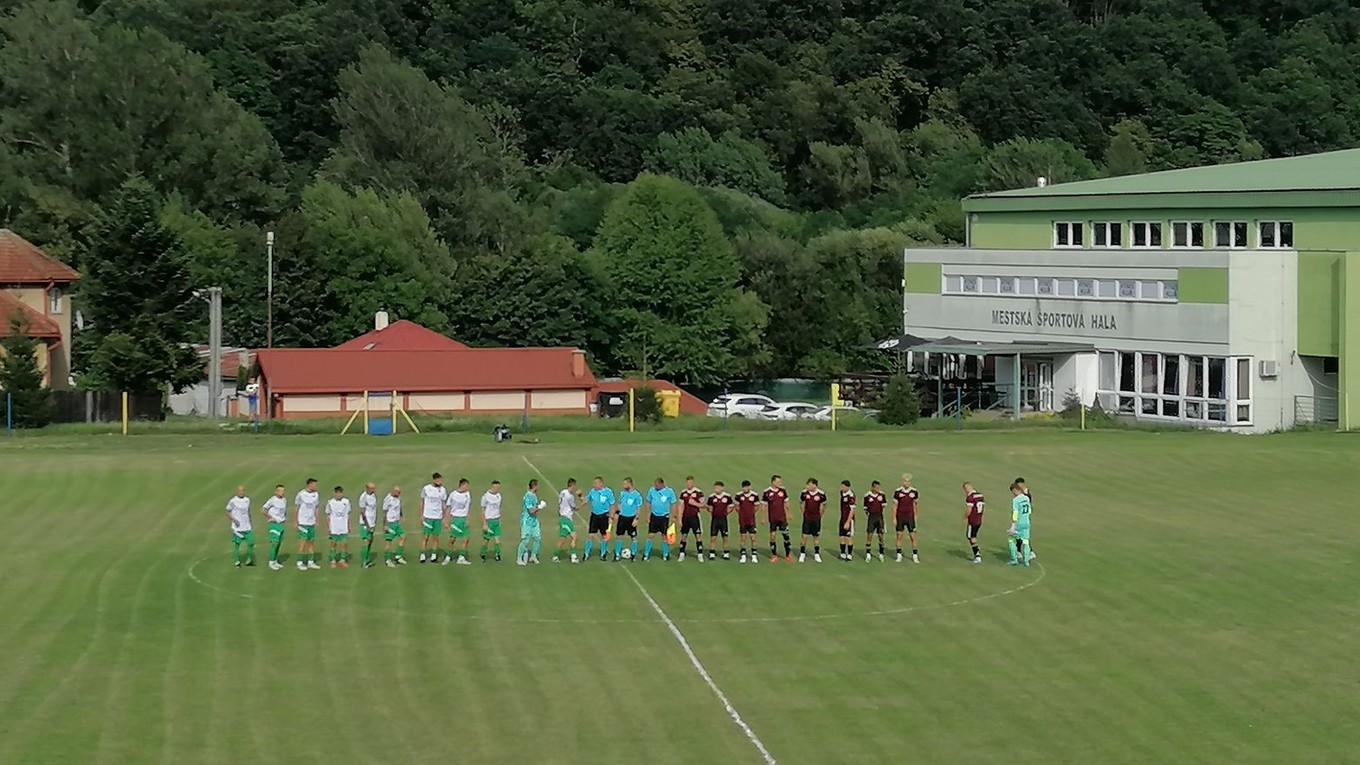 Nástup hráčov na zápas Hnúšťa - Veľký Krtíš.