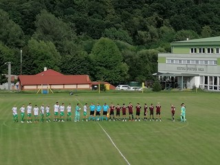 Nástup hráčov na zápas Hnúšťa - Veľký Krtíš.