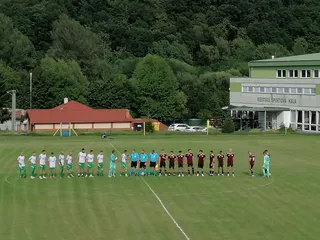 Nástup hráčov na zápas Hnúšťa - Veľký Krtíš.