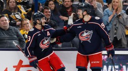 Hráči Columbusu Blue Jackets Johnny Gaudreau a Mark Roslovic.