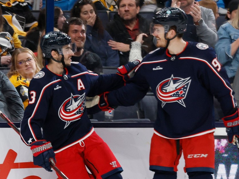 Hráči Columbusu Blue Jackets Johnny Gaudreau a Mark Roslovic.