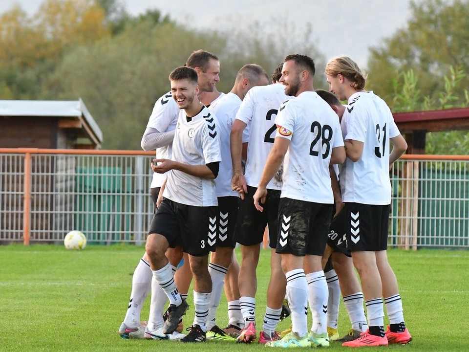 Futbalisti OFK Baník Lehota pod Vtáčnikom.