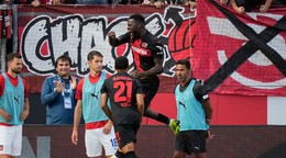 Futbalista Leverkusenu Victor Boniface a jeho oslavné gesto. 