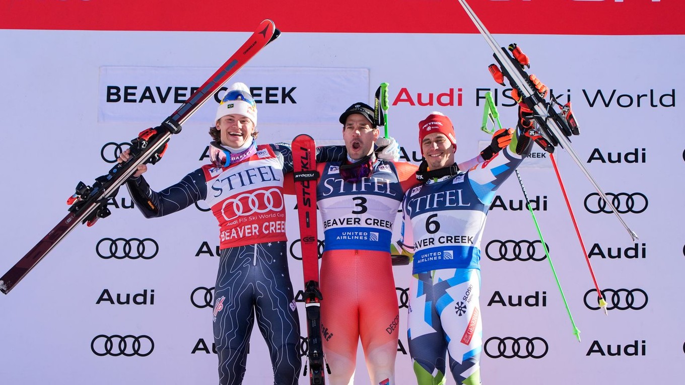 Zľava Lucas Pinheiro Braathen, Thomas Tumler a Žan Kranjec na pódiu po obrovskom slalome v stredisku Beaver Creek 2024.